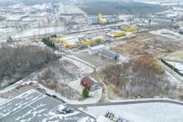Pārdošanā divstāvu komercēka, angārs un 6300 m² zemes gabals Aizkrauklē