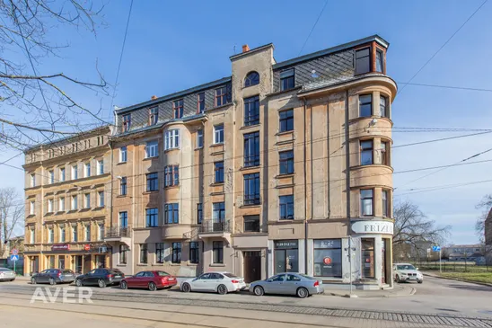Trīsistabu dzīvoklis Pētersalas ielas sākumā