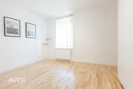 Saulains un plašs  3 istabu dzīvoklis renovētā ēkā
