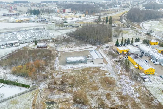 Pārdošanā divstāvu komercēka, angārs un 6300 m² zemes gabals Aizkrauklē