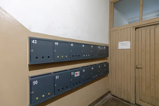 Pārdošanā silts 2 istabu dzīvoklis ar plašu palīgtelpu mājas pirmajā stāvā