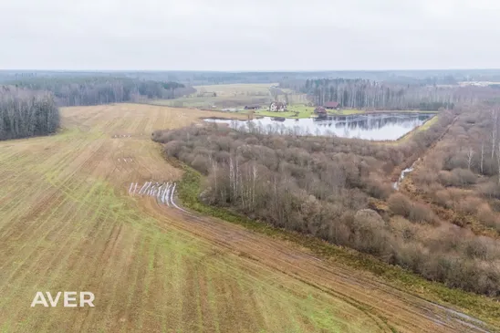 Plaša māja ainaviskā un klusā vietā