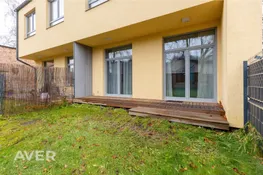 Dvīņu mājas puse ar privāto dārzu un stāvvietu Rīgas centra tuvumā