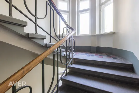 3 istabu dzīvoklis ar balkonu uz iekšpagalmu