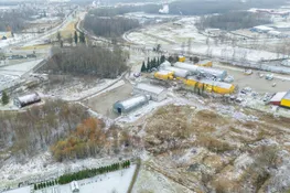 Pārdošanā divstāvu komercēka, angārs un 6300 m² zemes gabals Aizkrauklē