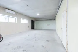 Pārdošanā divstāvu komercēka, angārs un 6300 m² zemes gabals Aizkrauklē