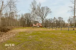 Pārdošanā tikko uzcelta dvīņu mājas sekcija ar 1200 m² zemes gabalu.