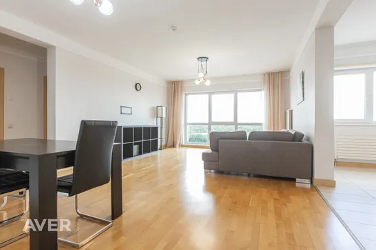 Dzīvoklis ar panorāmas logiem un skaistu saulrietu.