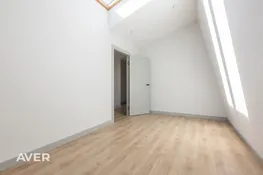 Jauns trīsistabu mansarda dzīvoklis renovētā ēkā