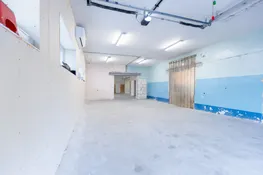 Pārdošanā divstāvu komercēka, angārs un 6300 m² zemes gabals Aizkrauklē