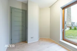 Pārdošanā tikko uzcelta dvīņu mājas sekcija ar 1200 m² zemes gabalu.