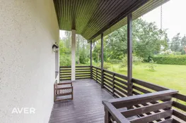 Privātmāja ar ļoti plašu, meža ieskautu zemes gabalu.