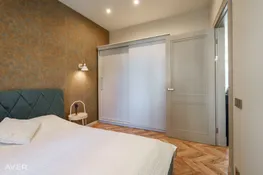 Plašs divu istabu dzīvoklis centrā