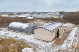 Pārdošanā divstāvu komercēka, angārs un 6300 m² zemes gabals Aizkrauklē