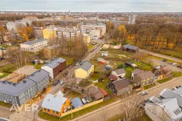 Dvīņu mājas puse ar privāto dārzu un stāvvietu Rīgas centra tuvumā