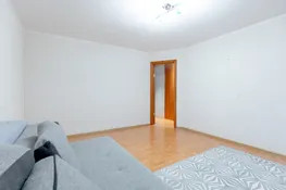 Pārdošanā silts 2 istabu dzīvoklis ar plašu palīgtelpu mājas pirmajā stāvā