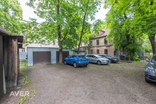 Dzīvoklis centrā ar privāto pagalmu
