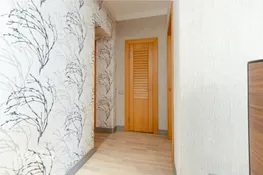 Plašs 3 istabu dzīvoklis pirmskara laika ēkā