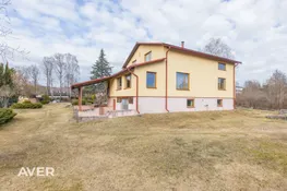 Plaša 2-stāvu māja Jaunciemā ar skatu uz Ķīšezeru
