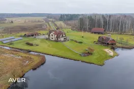 Plaša māja ainaviskā un klusā vietā