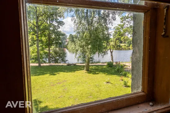 Bruņinieku  Pils pie ezera