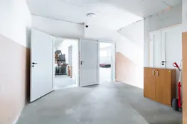 Pārdošanā divstāvu komercēka, angārs un 6300 m² zemes gabals Aizkrauklē