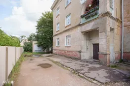 Plašs divistabu dzīvoklis ar augstiem griestiem