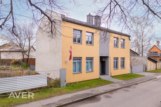 Dvīņu mājas puse ar privāto dārzu un stāvvietu Rīgas centra tuvumā