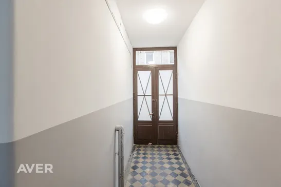 Pārdošanā pilnībā aprīkots 2 istabu dzīvoklis pagalma mājā Rīgas centrā.