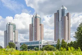 Dzīvoklis ar panorāmas logiem un skaistu saulrietu.