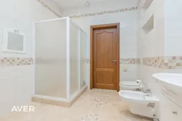 Plaša privātmāja pie meža