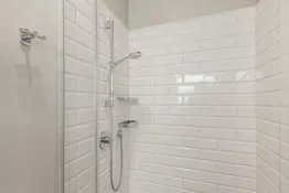Plašs , saulains 2 istabu dzīvoklis renovētā mājā
