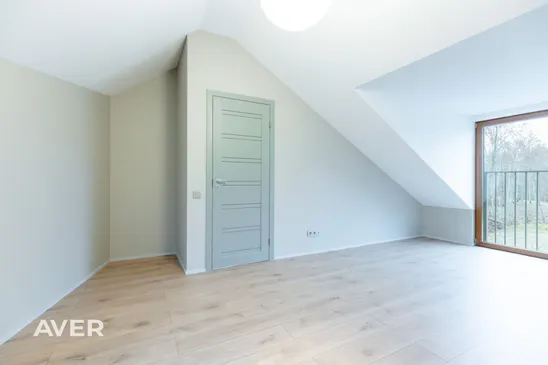 Pārdošanā tikko uzcelta dvīņu mājas sekcija ar 1200 m² zemes gabalu.