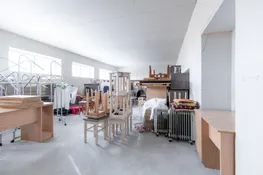 Pārdošanā divstāvu komercēka, angārs un 6300 m² zemes gabals Aizkrauklē