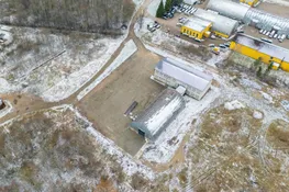 Pārdošanā divstāvu komercēka, angārs un 6300 m² zemes gabals Aizkrauklē