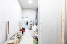 Pārdošanā divstāvu komercēka, angārs un 6300 m² zemes gabals Aizkrauklē