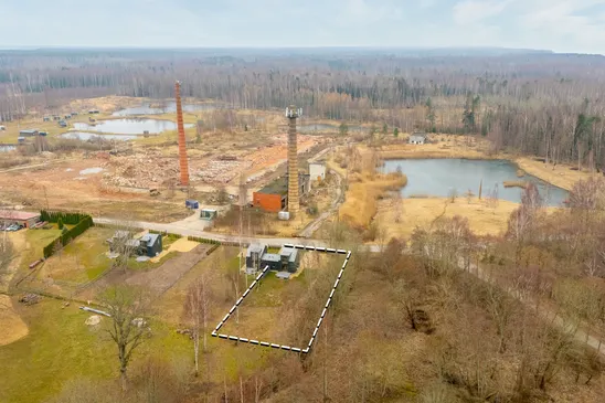 Pārdošanā tikko uzcelta dvīņu mājas sekcija ar 1200 m² zemes gabalu.