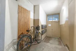Pārdošanā silts 2 istabu dzīvoklis ar plašu palīgtelpu mājas pirmajā stāvā