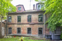 Dzīvoklis centrā ar privāto pagalmu