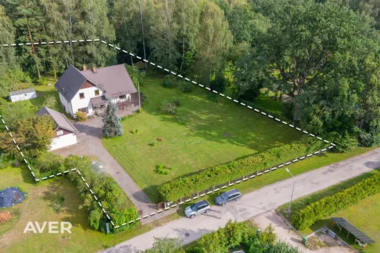 Privātmāja ar ļoti plašu, meža ieskautu zemes gabalu.