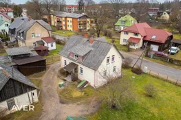 Pārdošanā īpašums ar privātmāju, dzīvokli un 1100 m² zemes gabalu Smiltenē.