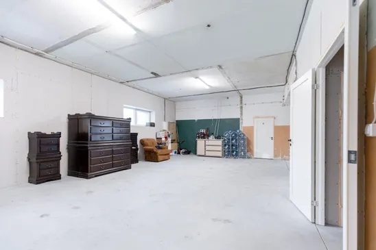 Pārdošanā divstāvu komercēka, angārs un 6300 m² zemes gabals Aizkrauklē