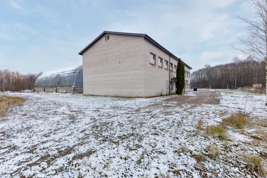 Pārdošanā divstāvu komercēka, angārs un 6300 m² zemes gabals Aizkrauklē