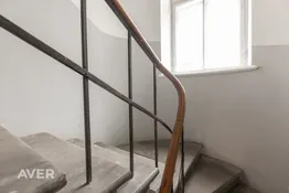 Pārdošanā pilnībā aprīkots 2 istabu dzīvoklis pagalma mājā Rīgas centrā.