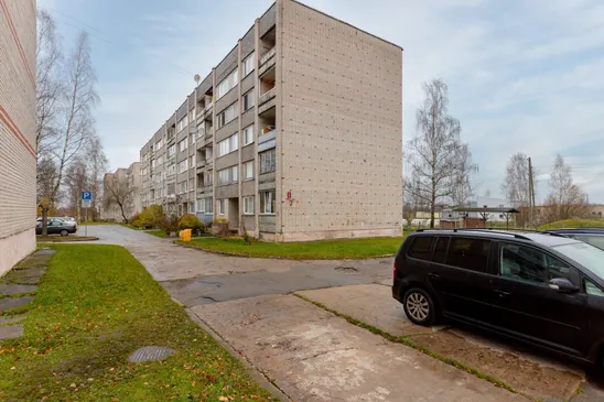 Pārdošanā silts 2 istabu dzīvoklis ar plašu palīgtelpu mājas pirmajā stāvā