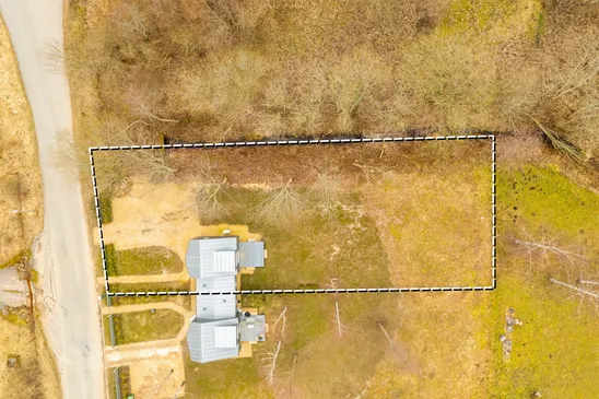 Pārdošanā tikko uzcelta dvīņu mājas sekcija ar 1200 m² zemes gabalu.