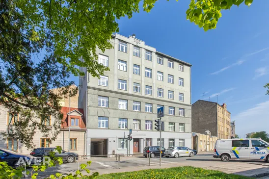 Pārdošanā mājīgs 2 istabu dzīvoklis pirmskara ēkas 4. stāvā, Brasas apkaimē.