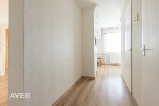 Pārdošanā 2 istabu dzīvoklis ar burvīgu panorāmas skatu no 8. stāva.