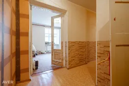 Plašs divistabu dzīvoklis ar augstiem griestiem