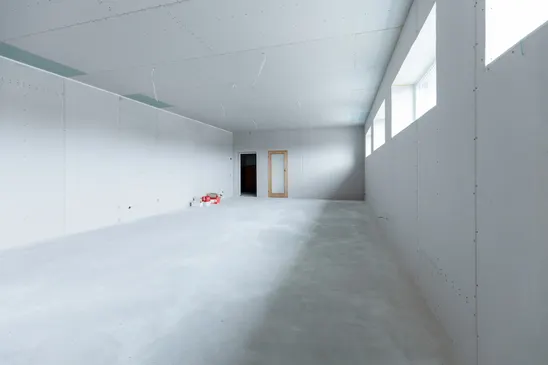 Pārdošanā divstāvu komercēka, angārs un 6300 m² zemes gabals Aizkrauklē